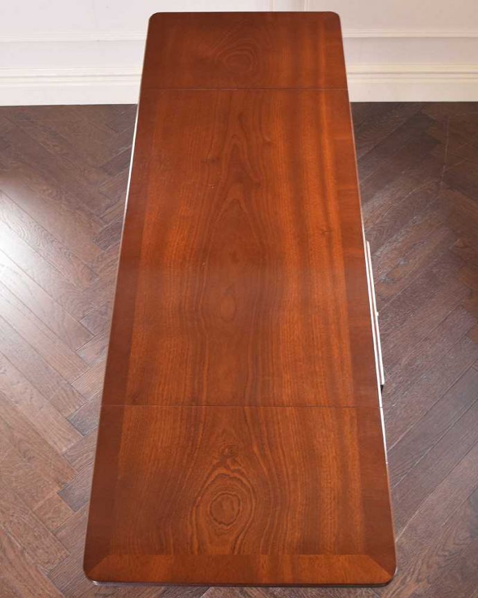 アンティークのテーブル　アンティーク家具　伸張式のマホガニー材デスク、キャスター付きアンティークバタフライテーブル。天板もキレイにお直ししました。(k-1994-f)