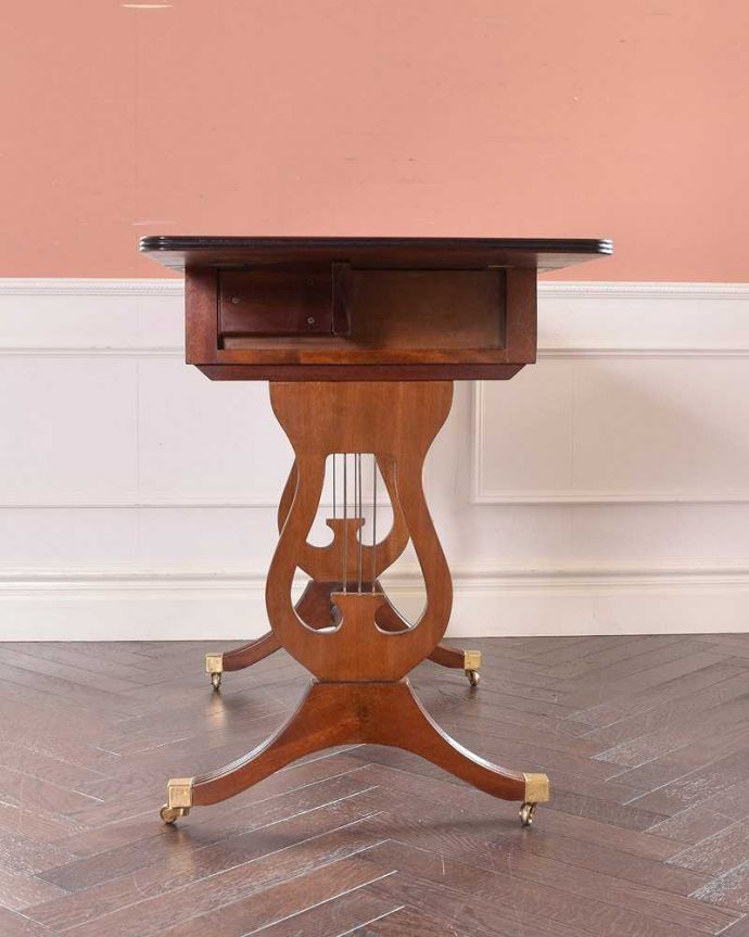 アンティークのテーブル　アンティーク家具　伸張式のマホガニー材デスク、キャスター付きアンティークバタフライテーブル。横から見てもステキ脚元のデザインは、横から見ると、より美しさが分かります。(k-1994-f)