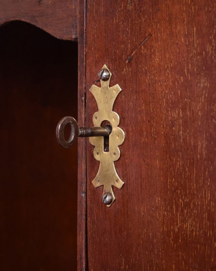 ビューロー　アンティーク家具　象嵌入りの美しい英国インテリア、優雅なアンティークライティングビューロー。ビューロー内にも鍵が付いています鍵が取っ手になっているので、中を開ける度にまるで宝箱を開ける気分です。(k-1995-f)