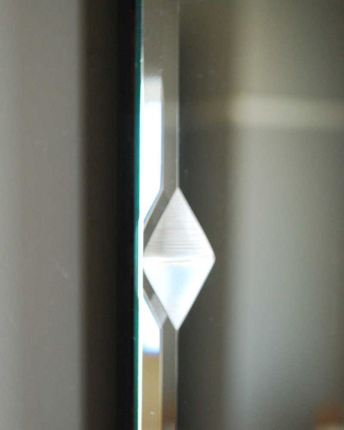 アンティーク ミラー（鏡）　アンティーク雑貨　縁のカットの装飾が美しい、イギリスのアンティークミラー。現代のミラーの倍くらいの厚みがあるんです。(k-1995-z)