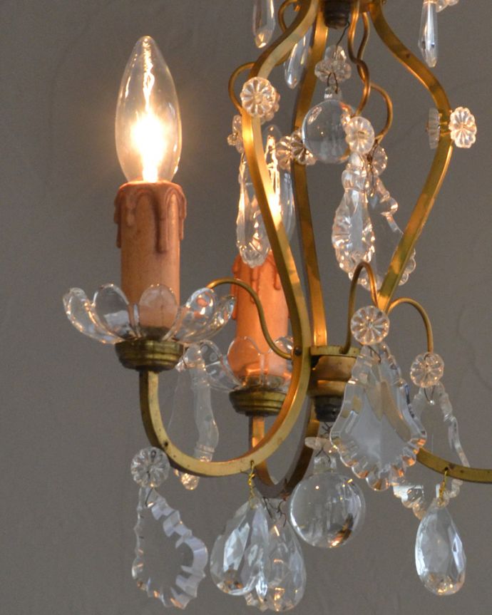シャンデリア　照明・ライティング　フランスで見つけたアンティークシャンデリア(３灯)（Ｅ17シャンデリア球付） 。たっぷり付いたガラスのアクセサリーのゆらめきがロマンチックです。(k-1997-z)