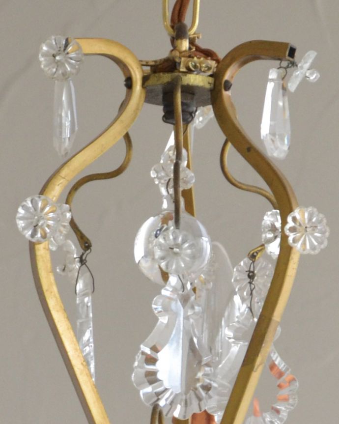 シャンデリア　照明・ライティング　フランスで見つけたアンティークシャンデリア(３灯)（Ｅ17シャンデリア球付） 。上から下までたっぷり付いたガラスのアクセサリーのゆらめきがロマンチックです。(k-1997-z)