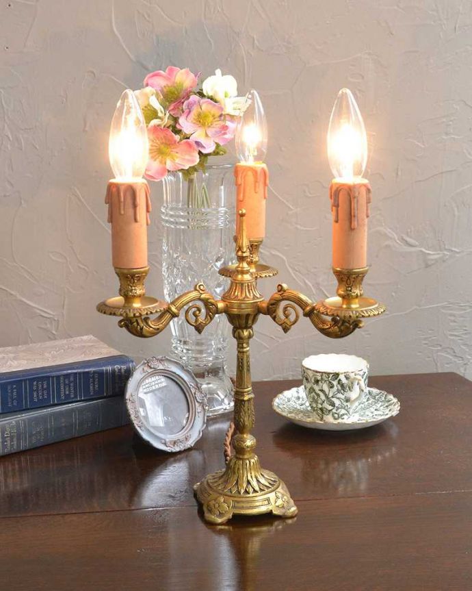 テーブルランプ（低い）　照明・ライティング　ゴールド色のフランスから届いたアンティークテーブルランプ(3灯)（Ｅ17シャンデリア球付）。ベッドサイドやチェストの上に置いてみてください。(k-1998-z)