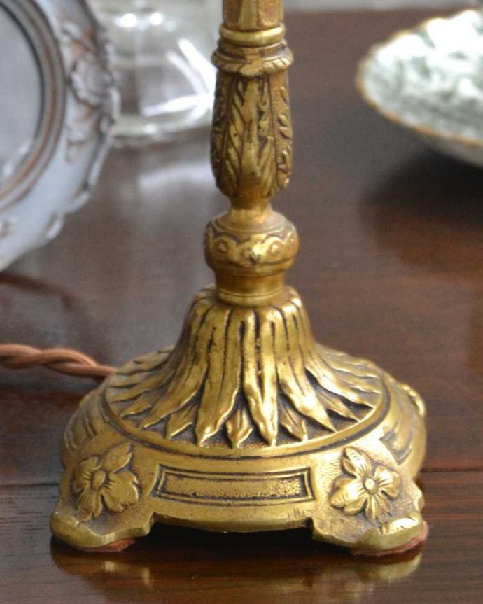テーブルランプ（低い）　照明・ライティング　ゴールド色のフランスから届いたアンティークテーブルランプ(3灯)（Ｅ17シャンデリア球付）。真鍮製の美しいスタンドです。(k-1998-z)
