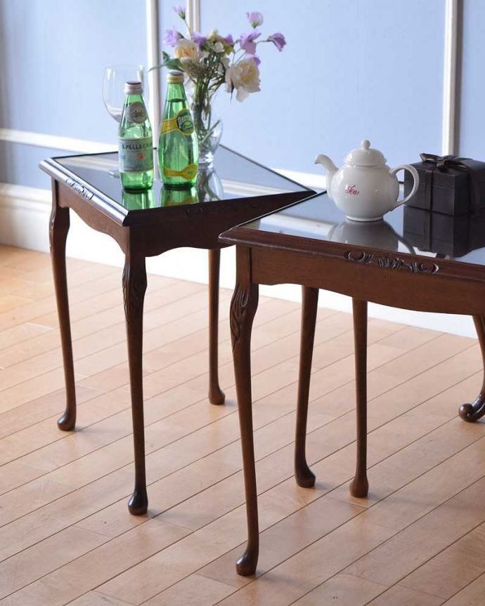 アンティークのテーブル　アンティーク家具　英国のシックなアンティーク家具、３台セットのガラス天板ネストテーブル。一緒でも、バラバラでも使い方は自由自在のアンティーク。(k-1999-f)