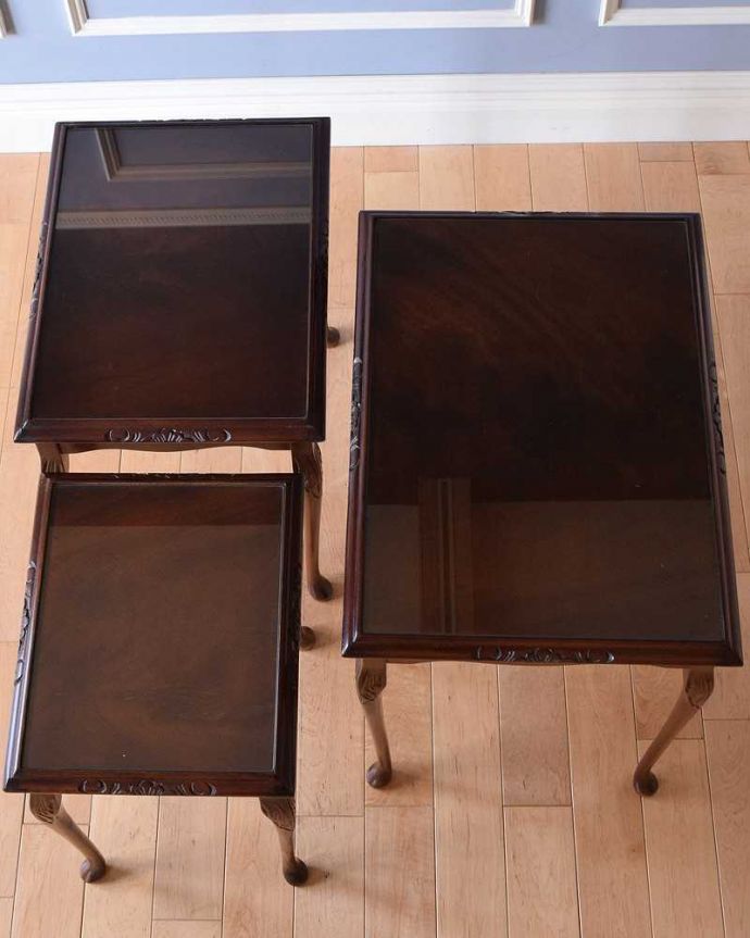 アンティークのテーブル　アンティーク家具　英国のシックなアンティーク家具、３台セットのガラス天板ネストテーブル。3つを並べて上から見てみましょう大中小3つを並べてみると、こんな感じです。(k-1999-f)