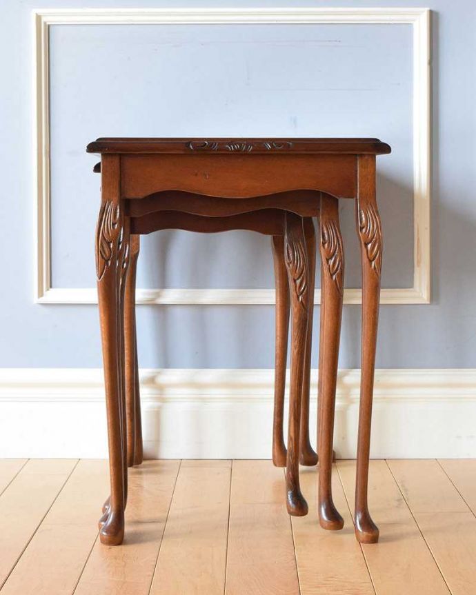 アンティークのテーブル　アンティーク家具　英国のシックなアンティーク家具、３台セットのガラス天板ネストテーブル。横から見てみると･･･お揃いの脚が3つがキレイに重なって、とっても美しい横顔。(k-1999-f)