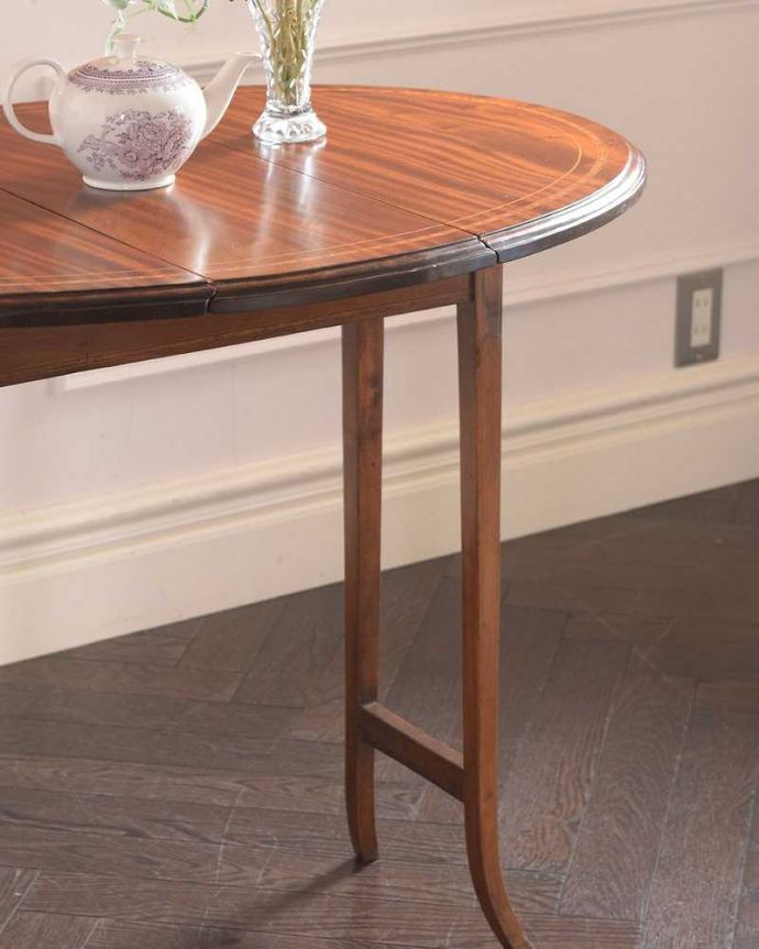 アンティークのテーブル　アンティーク家具　便利なアンティーク家具、３WAYで楽しめる小さなバタフライテーブル（伸張式テーブル）。英国アンティークらしい脚の美しさが自慢どこに置いても魅了されてしまう脚のデザインの美しさ。(k-2000-f)