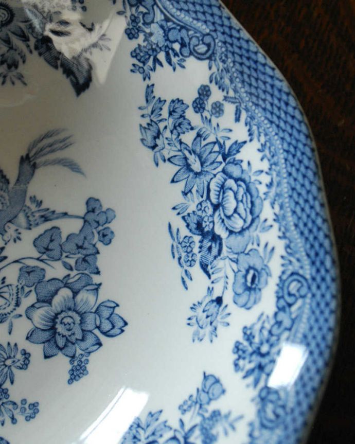 アンティーク 陶磁器の雑貨　アンティーク雑貨　イギリス輸入の深いブルーとお花が美しいアンティークディッシュ（お皿）。美しいお花のデザインです。(k-2003-z)