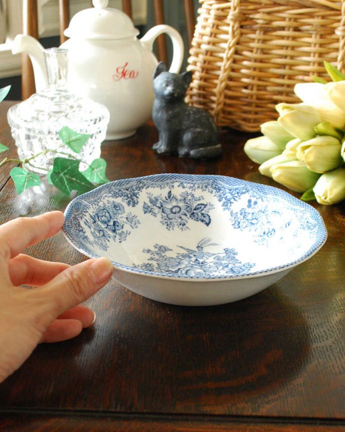 アンティーク 陶磁器の雑貨　アンティーク雑貨　イギリス輸入の深いブルーとお花が美しいアンティークディッシュ（お皿）。お菓子を乗せてティータイムを楽しんでみてはいかがでしょう？。(k-2003-z)
