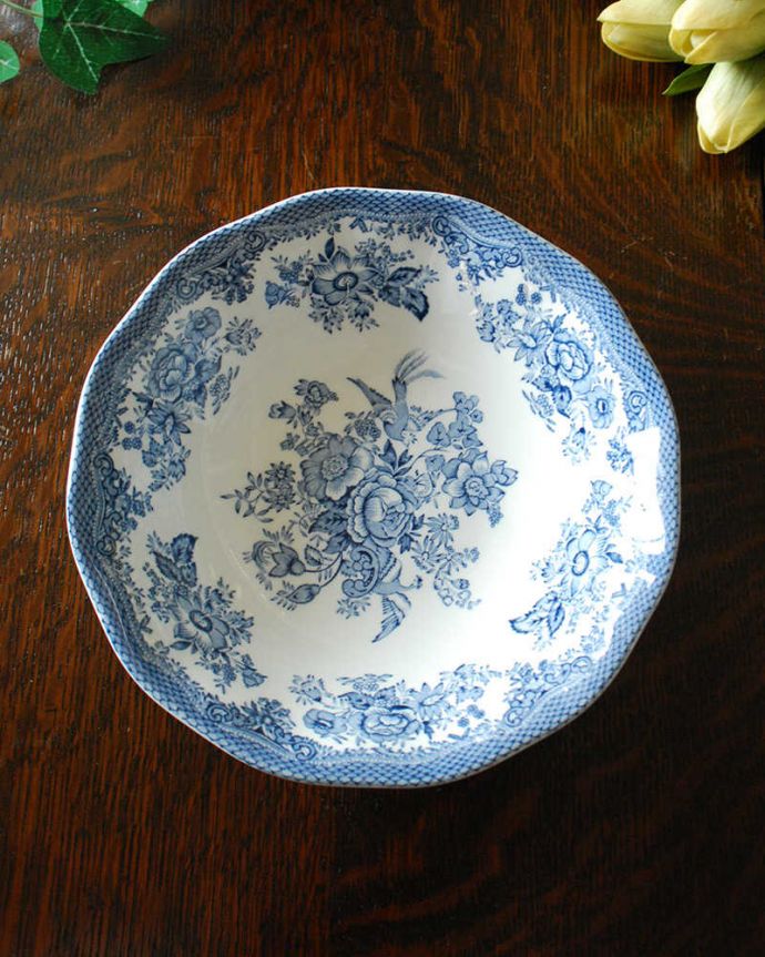 アンティーク 陶磁器の雑貨　アンティーク雑貨　イギリス輸入の深いブルーとお花が美しいアンティークディッシュ（お皿）。アンティークなので多少のキズ・汚れがある場合があります。(k-2003-z)