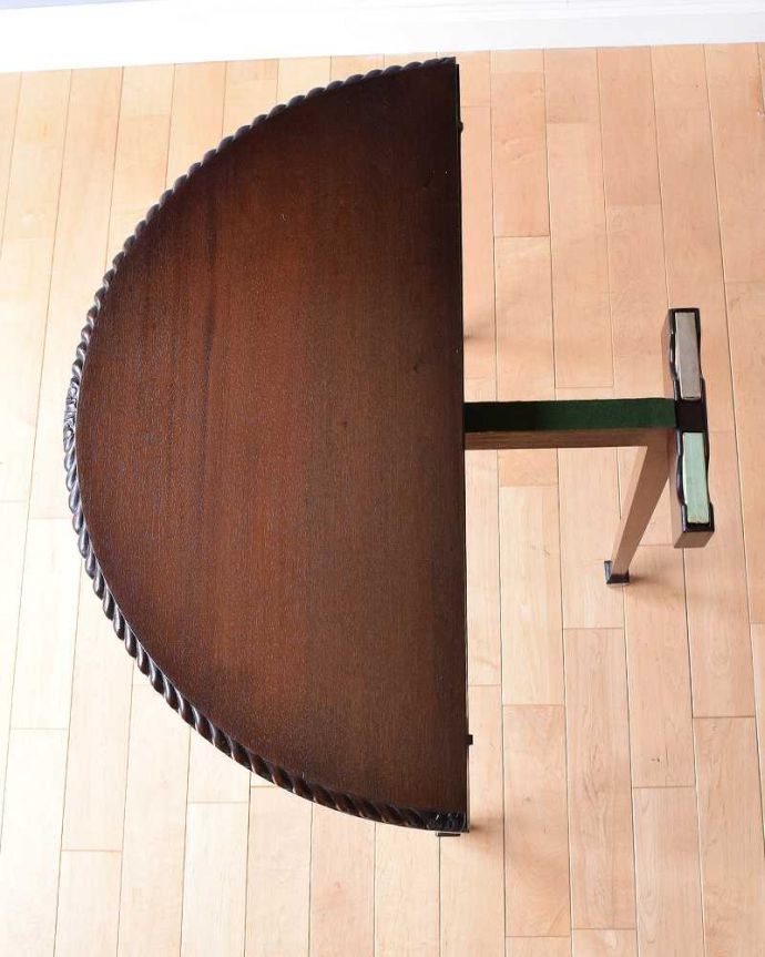 アンティーク家具 マホガニー材のカードテーブル（ゲームテーブル）サイズが変わるアンティーク英国家具。上から見ると後の足をひっぱり出すおとが出来ます。(k-2004-f)