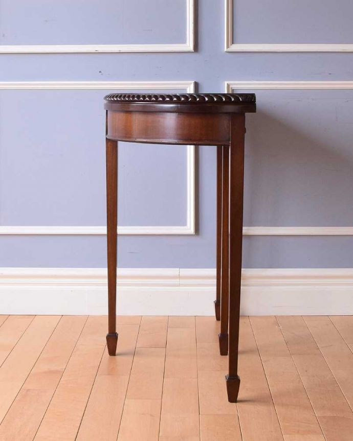 アンティーク家具 マホガニー材のカードテーブル（ゲームテーブル）サイズが変わるアンティーク英国家具。横から見てもステキサイドはすっきり。(k-2004-f)