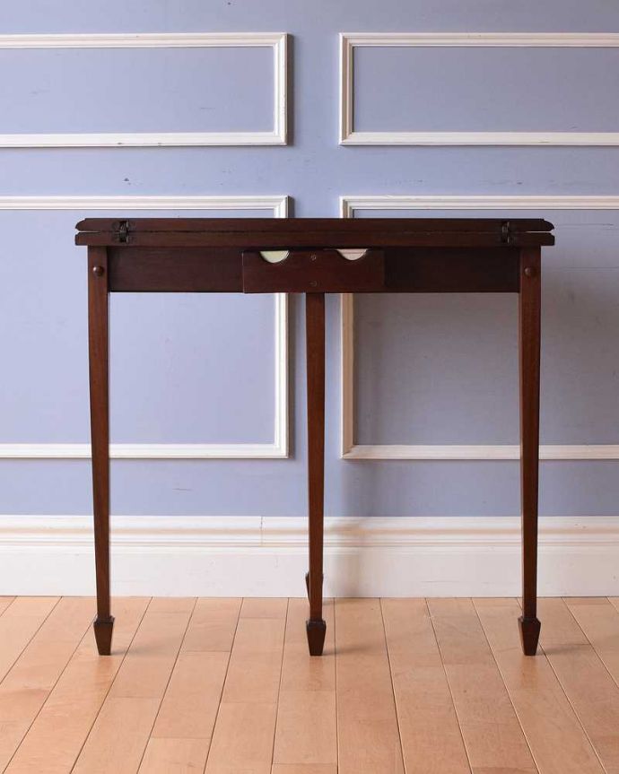 アンティーク家具 マホガニー材のカードテーブル（ゲームテーブル）サイズが変わるアンティーク英国家具。後ろ姿にも自信があります。(k-2004-f)