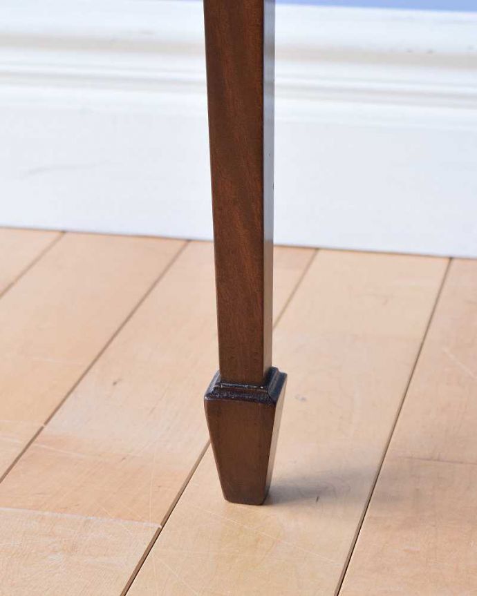 アンティーク家具 マホガニー材のカードテーブル（ゲームテーブル）サイズが変わるアンティーク英国家具。持ち上げなくても移動できます！Handleのアンティークは、脚の裏にフェルトキーパーをお付けしていますので、床を滑らせてれば女性1人でも移動が簡単です。(k-2004-f)
