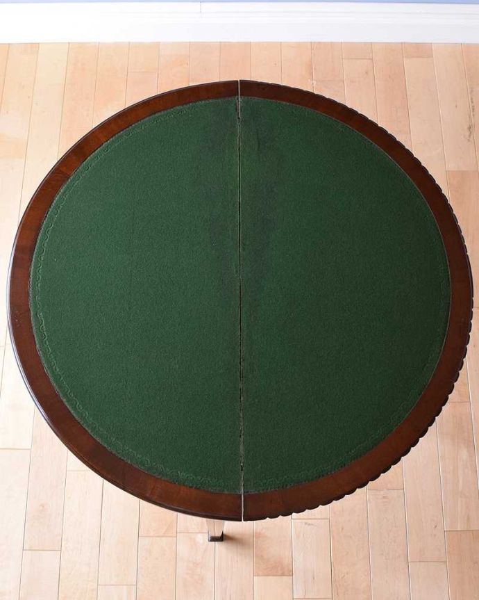 アンティーク家具 マホガニー材のカードテーブル（ゲームテーブル）サイズが変わるアンティーク英国家具。ゲーム天板がでてきますこのテーブルは、２WAYタイプ。(k-2004-f)