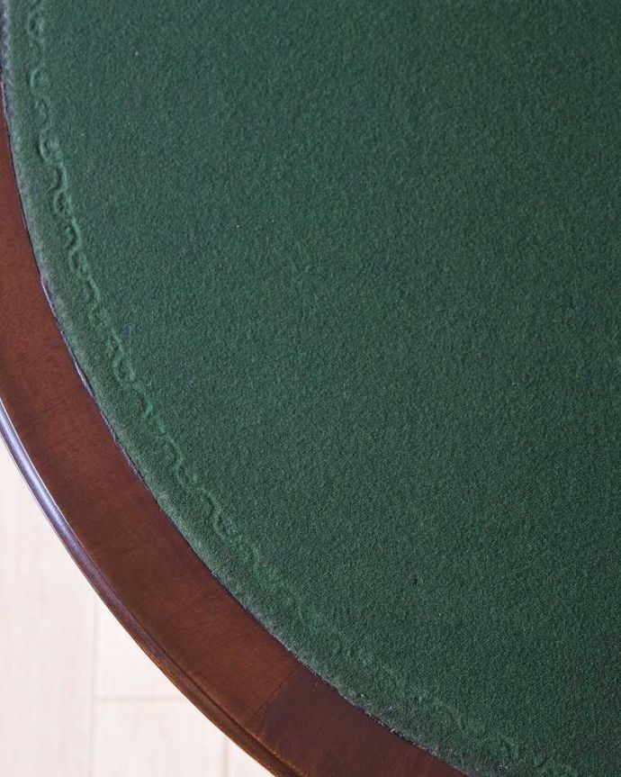 アンティーク家具 マホガニー材のカードテーブル（ゲームテーブル）サイズが変わるアンティーク英国家具。天板を近くで見ると…天板を近くで見るとこんな形です。(k-2004-f)