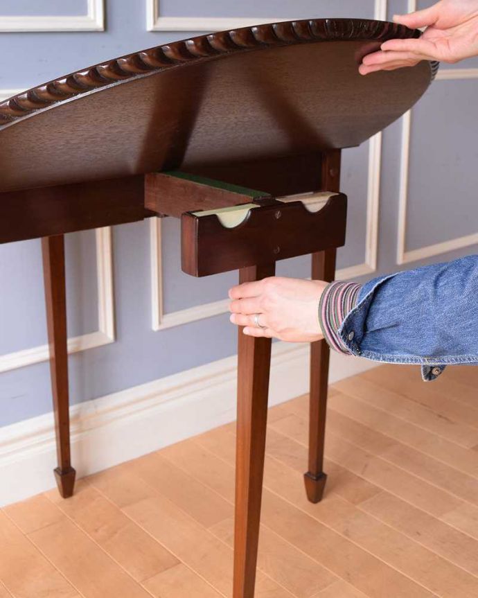 アンティーク家具 マホガニー材のカードテーブル（ゲームテーブル）サイズが変わるアンティーク英国家具。簡単に開きます女性１人で、簡単に天板を開くことができます。(k-2004-f)
