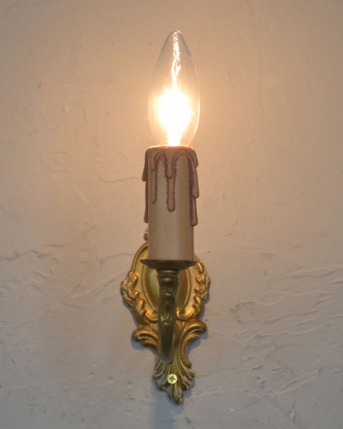壁付けブラケット　照明・ライティング　真鍮のアンティークブラケット、１灯タイプのウォールランプ（Ｅ17シャンデリア球付）。存在感のある素敵なアンティークのウォールランプです。(k-2004-z)