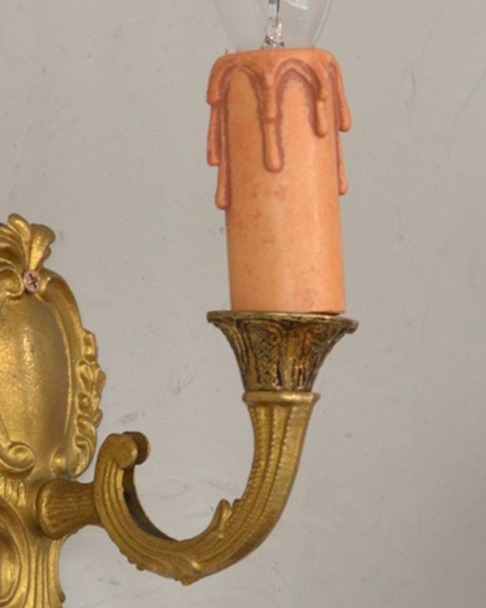 壁付けブラケット　照明・ライティング　１灯タイプのアンティークブラケット、落ち着いた真鍮のウォールランプ（Ｅ17シャンデリア球付）。細かな場所まで丁寧に装飾が入っています。(k-2005-z)