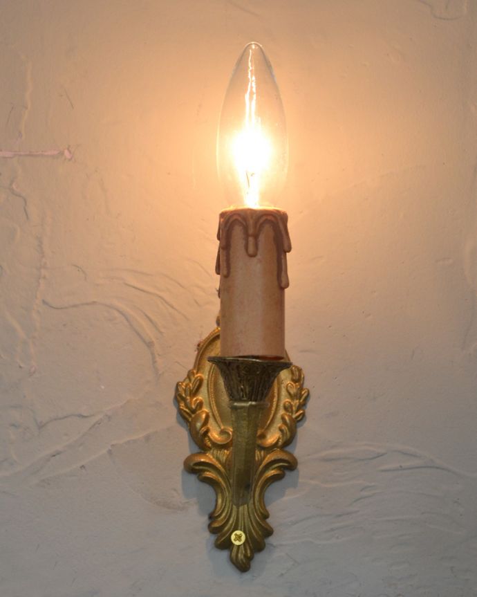 壁付けブラケット　照明・ライティング　１灯タイプのアンティークブラケット、落ち着いた真鍮のウォールランプ（Ｅ17シャンデリア球付）。存在感のある素敵なアンティークのウォールランプです。(k-2005-z)