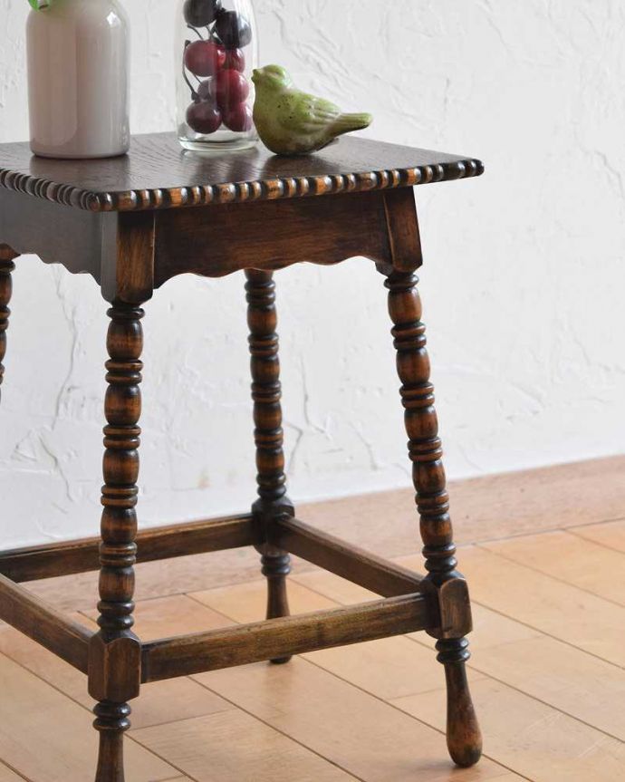 アンティークのテーブル　アンティーク家具　英国スタイルのアンティーク家具、小さくて使いやすいアンティークのコーヒーテーブル。英国らしく凝った彫りの入った脚脚だけを見ても、アンティークらしさが感じられる凝った彫。(k-2011-f)