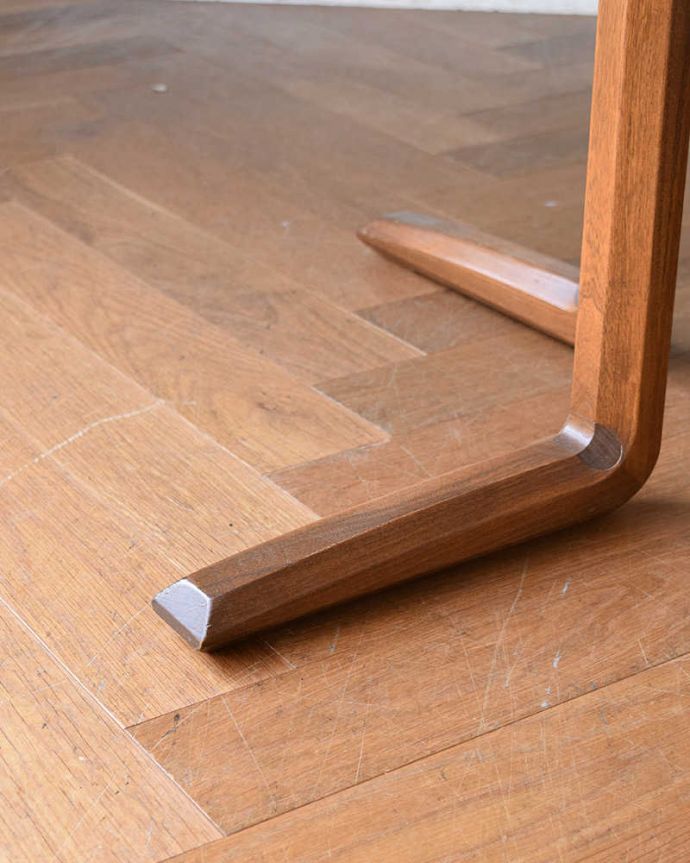 アンティークのテーブル　アンティーク家具　色々な使い方ができる伸張式テーブル、バタフライ式の丸いヴィンテージダイニングテーブル。持ち上げなくても移動できます！Handleのアンティークは、脚の裏にフェルトキーパーをお付けしていますので、持ち上げなくても床を滑らせて移動させることが出来ます。(k-2012-f)