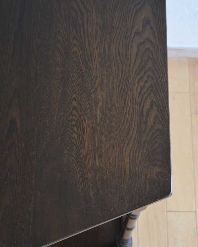 アンティークのテーブル　アンティーク家具　引き出しが付いた英国のアンティーク家具、コンソールテーブル（オーク材）。天板を近づいてみると…アンティークだから手に入れることが出来る天板に使われている銘木の美しさにうっとりです。(k-2013-f)