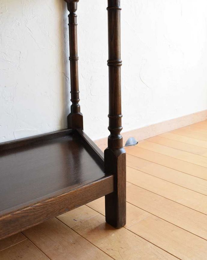 アンティークのテーブル　アンティーク家具　引き出しが付いた英国のアンティーク家具、コンソールテーブル（オーク材）。移動もラクラクですHandleのアンティークは、脚の裏にフェルトキーパーをお付けしています。(k-2013-f)