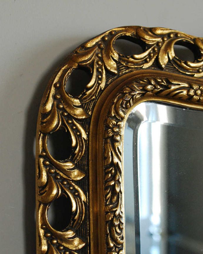 アンティーク ミラー（鏡）　アンティーク雑貨　ゴールドの装飾と上品な高級感、横長のアンティークミラー 。華やかなので、これ一枚で壁が素敵に変身します。(k-2013-z)