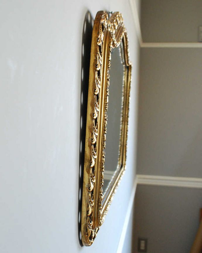 アンティーク ミラー（鏡）　アンティーク雑貨　ゴールドの装飾と上品な高級感、横長のアンティークミラー 。アンティークのミラーは重みがあります。(k-2013-z)