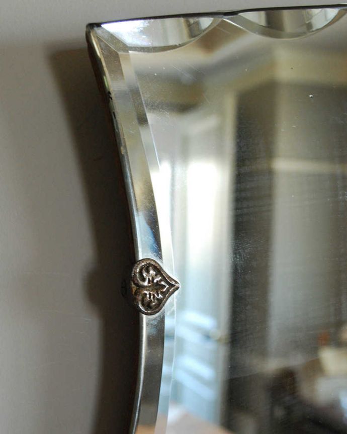 アンティーク ミラー（鏡）　アンティーク雑貨　形が大人っぽい英国の壁掛け鏡、アンティークカッティングミラー。現代のミラーの倍くらいの厚みがあるんです。(k-2014-z)