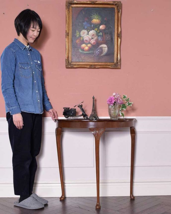 アンティークのテーブル　アンティーク家具　英国のウォルナット材アンティーク家具、3本脚の半月型コンソールテーブル。壁にピタッと付けるだけで出来るおしゃれコーナーハーフムーン型のコンソールテーブルは見せる場所を作ってくれる最強のアンティーク家具。(k-2015-f)