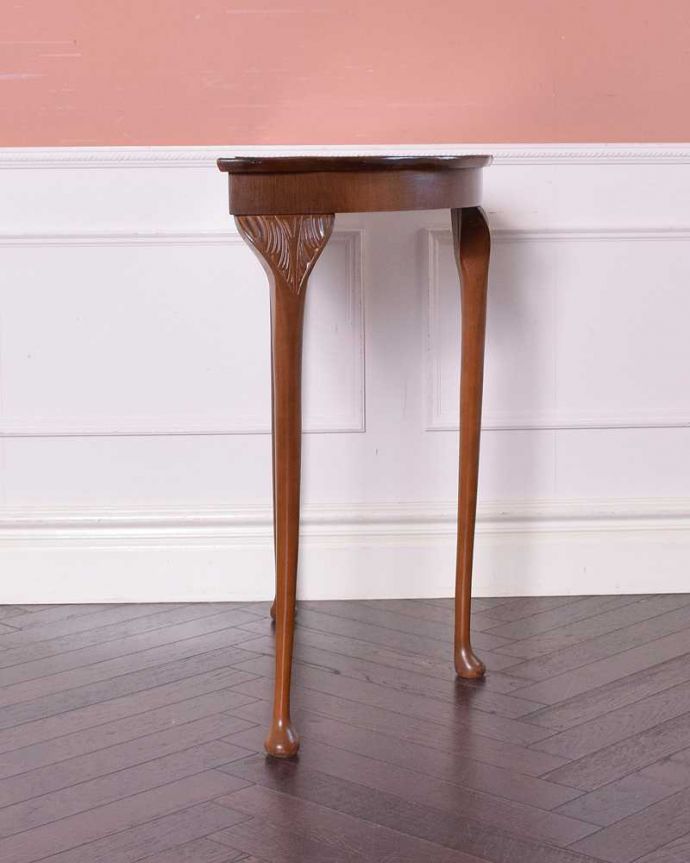 アンティークのテーブル　アンティーク家具　英国のウォルナット材アンティーク家具、3本脚の半月型コンソールテーブル。グルっと180度。(k-2015-f)