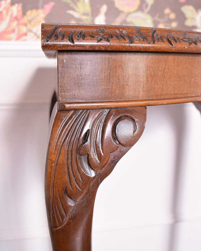 アンティークのテーブル　アンティーク家具　イギリスから届いたアンティークの コーナー用コンソールテーブル。うっとりする美しさアンティークだから手に入る美しい彫。(k-2019-f)