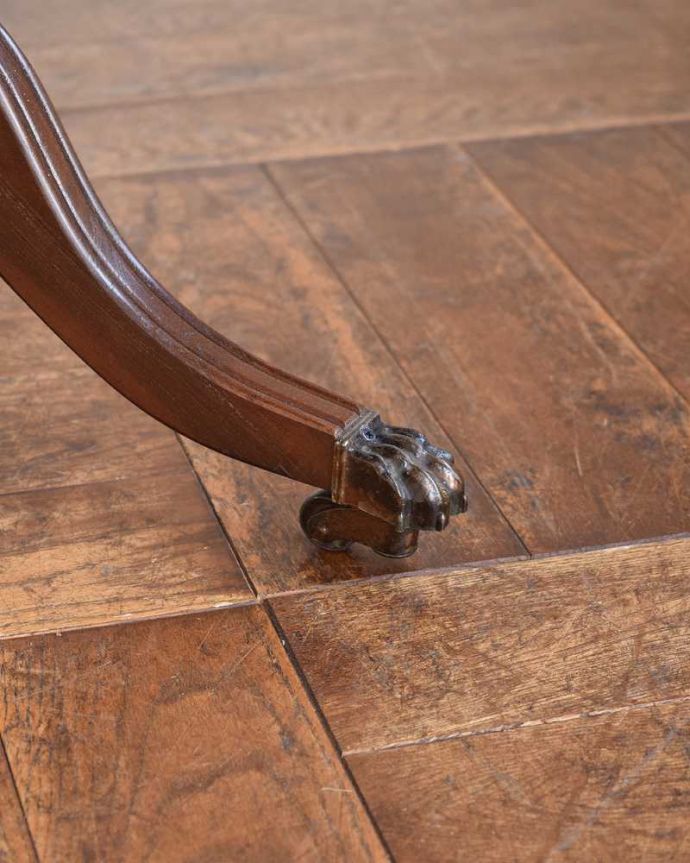 アンティークのテーブル　アンティーク家具　英国輸入のアンティーク家具、革張り天板のドラムテーブル（引き出し付き）。脚先には･･･クルクル回転するキャスターが。(k-2021-f)
