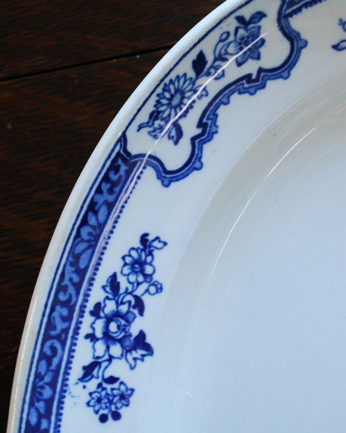 アンティーク 陶磁器の雑貨　アンティーク雑貨　ブルーのお花が描かれた英国輸入のアンティークオーバルプレート。もともとお魚料理のために作られたプレートオーバル型で少し深めのものは、お魚を盛り付けるために作られたフィッシュプレートと呼ばれるお皿。(k-2021-z)