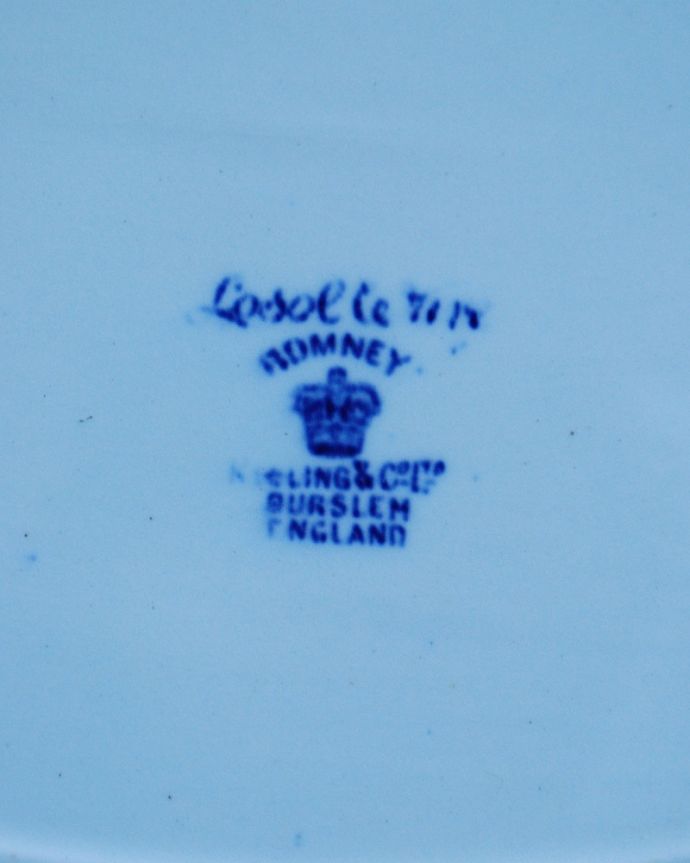 アンティーク 陶磁器の雑貨　アンティーク雑貨　ブルーのお花が描かれた英国輸入のアンティークオーバルプレート。裏側には品質の証製造メーカー保証の意味がこもった窯印、ポーセリンマークがあります。(k-2021-z)