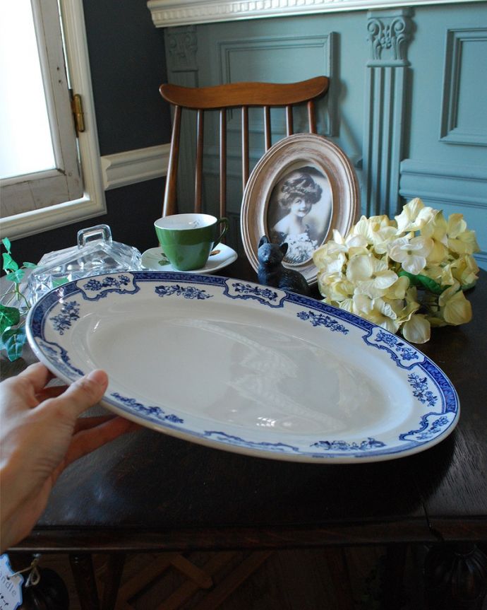 アンティーク 陶磁器の雑貨　アンティーク雑貨　ブルーの上品なデザイン、英国輸入のアンティークプレート（大）。普段使いにもピッタリ！青い模様が日本の食卓によく似合います。(k-2022-z)