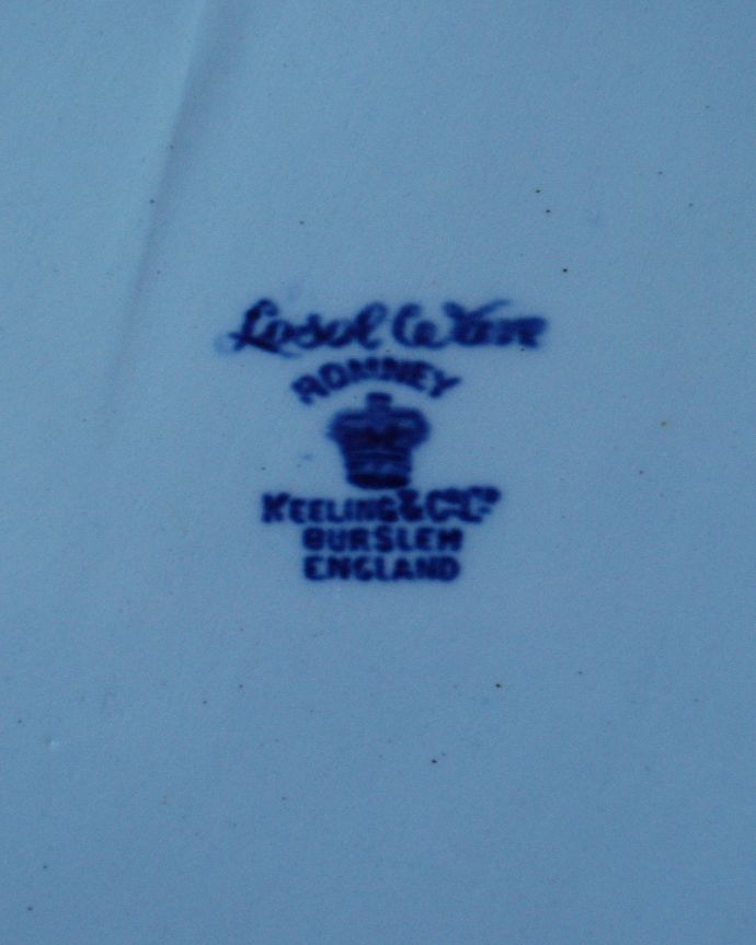 アンティーク 陶磁器の雑貨　アンティーク雑貨　ブルーの上品なデザイン、英国輸入のアンティークプレート（大）。ロゴがプリントされています。(k-2022-z)