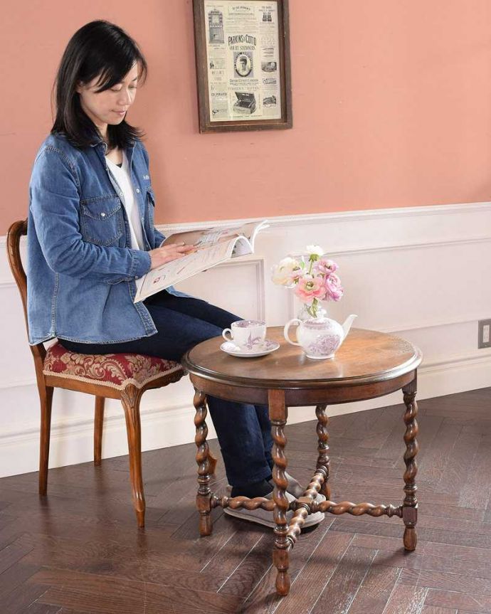 アンティークのテーブル　アンティーク家具　アンティークの英国家具、脚の美しい小さいコーヒーテーブル。どんな場所にも似合う英国らしいコーヒーテーブル実用的に使える英国らしいアンティークのコーヒーテーブル。(k-2026-f)