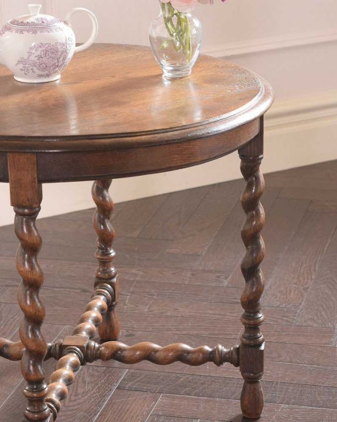 アンティークのテーブル　アンティーク家具　アンティークの英国家具、脚の美しい小さいコーヒーテーブル。英国らしく凝った彫りの入った脚脚だけを見ても、アンティークらしさが感じられる凝った彫。(k-2026-f)
