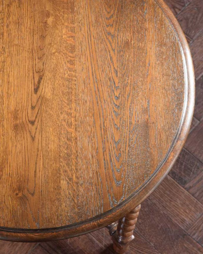 アンティークのテーブル　アンティーク家具　アンティークの英国家具、脚の美しい小さいコーヒーテーブル。近づいて見てみると･･･アンティークはもちろん新品ではないので小さなキズや汚れはありますが、キレイにお直ししたので満足して頂ける自信があります！。(k-2026-f)