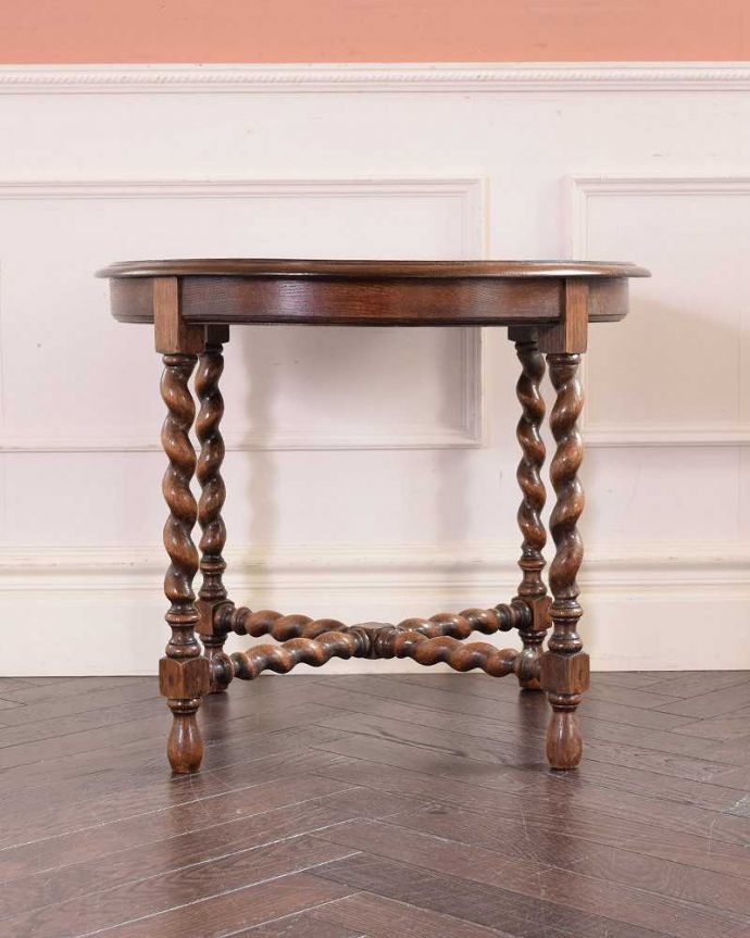 アンティークのテーブル　アンティーク家具　アンティークの英国家具、脚の美しい小さいコーヒーテーブル。横から見た姿もステキ横から見るとこんな感じです。(k-2026-f)