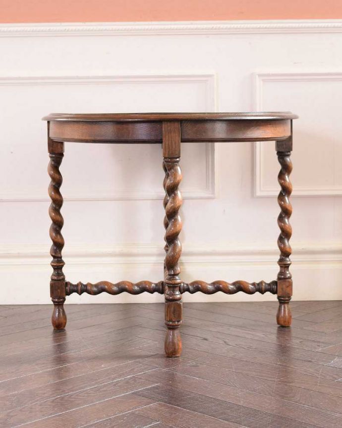 アンティークのテーブル　アンティーク家具　アンティークの英国家具、脚の美しい小さいコーヒーテーブル。クルッと回転。(k-2026-f)