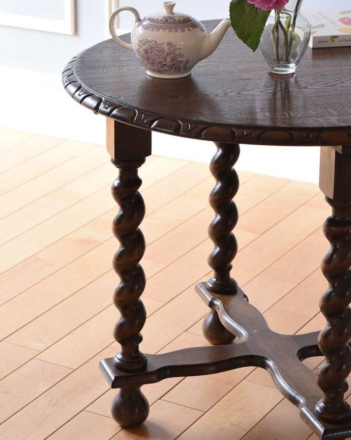 アンティークのテーブル　アンティーク家具　英国スタイルのアンティーク家具、天板の彫刻とツイスト脚がキレイなコーヒーテーブル。英国らしく凝った彫りの入った脚脚だけを見ても、アンティークらしさが感じられる凝った彫。(k-2027-f)