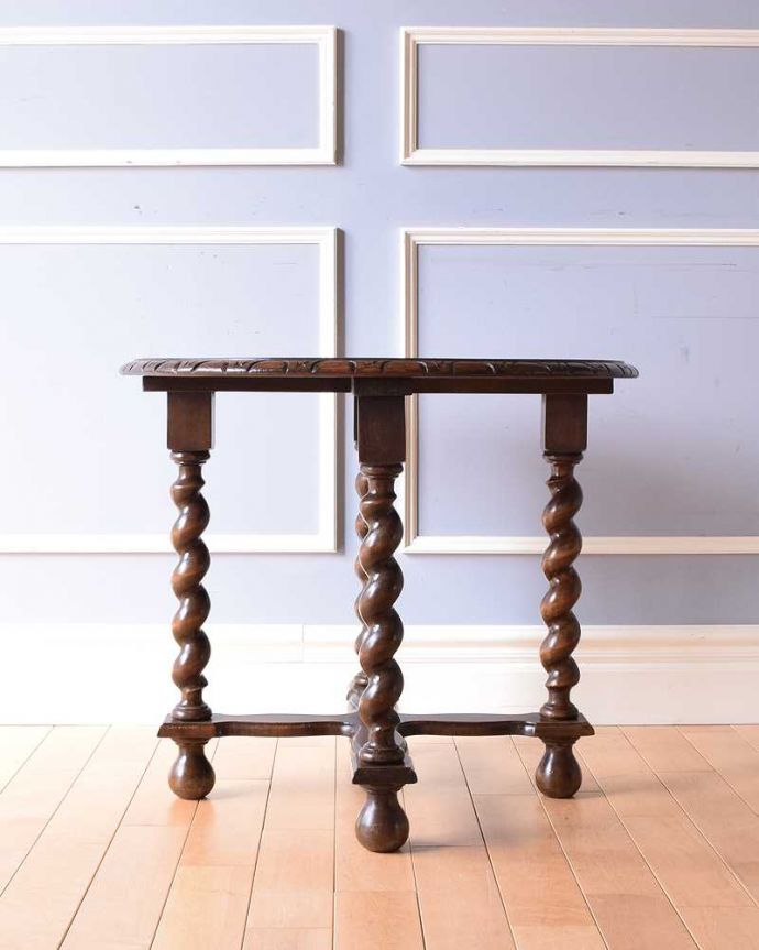 アンティークのテーブル　アンティーク家具　英国スタイルのアンティーク家具、天板の彫刻とツイスト脚がキレイなコーヒーテーブル。クルッと回転。(k-2027-f)