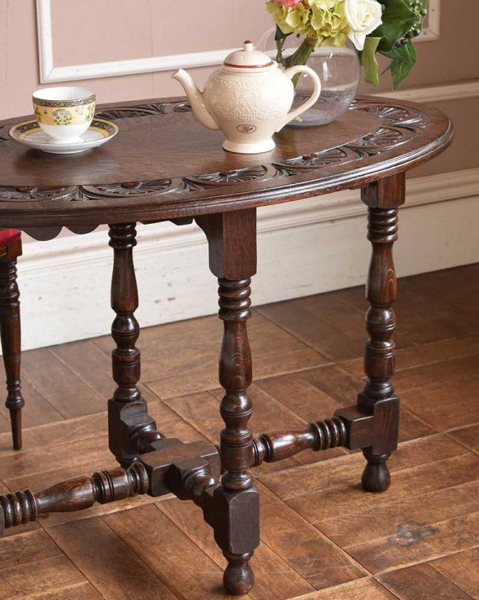 アンティークのテーブル　アンティーク家具　素敵なアンティークの英国家具、天板の装飾が美しいコーヒーテーブル。英国らしく凝った彫りの入った脚脚だけを見ても、アンティークらしさが感じられる凝った彫。(k-2028-f)