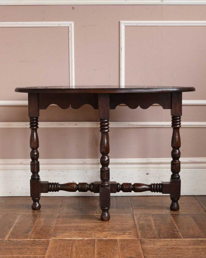 アンティークのテーブル　アンティーク家具　素敵なアンティークの英国家具、天板の装飾が美しいコーヒーテーブル。クルッと回転。(k-2028-f)