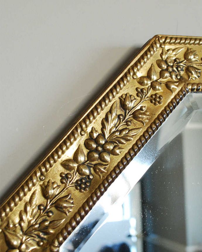 アンティーク ミラー（鏡）　アンティーク雑貨　ゴールドの８角形フレーム、イギリス輸入のアンティークミラー。エレガントな装飾で縁取られた美しいミラー。(k-2028-z)